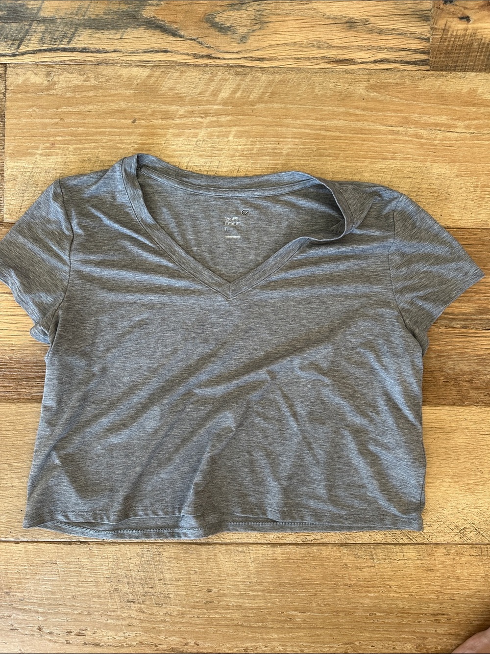 Women's Gap fit breathe  V-Neck Short Sleeve Top